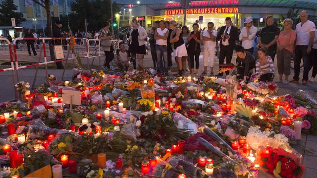 Recueillement devant le centre commercial Olympia à Munich, le samedi 23 juillet 2016, au lendemain d'une fusillade qui a fait 9 morts.