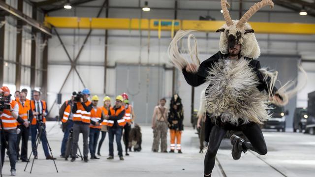 La troupe de danseurs en répétition, avant le spectacle d'inauguration du tunnel de base du Gothard le 1e juin. [Keystone - Alexandra Wey]