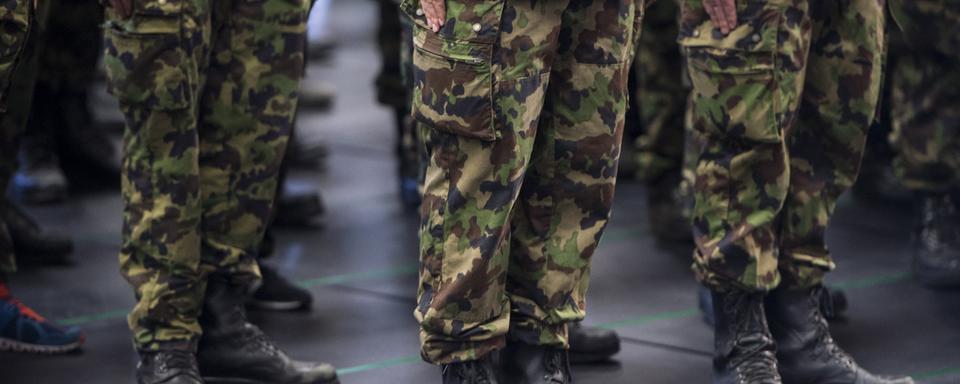 Des soldats au garde-à-vous avant d'être libérés dans la caserne de Reppischtal, à Birmensdorf, dans le canton de Zurich. [Dominic Steinmann]