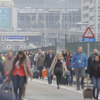 Les passagers évacués de l'aéroport de Bruxelles après les explosions. [Keystone - EPA/OLIVIER HOSLET]