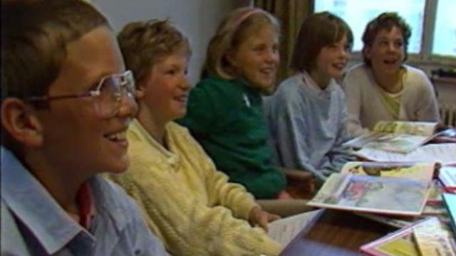 Le jury d'enfants du prix Enfantaisie 1987 en délibération [RTS]