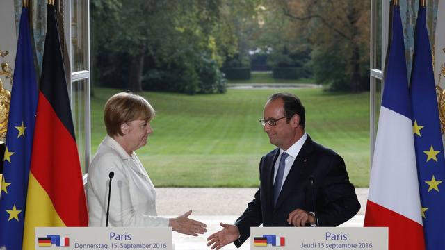 Angela Merkel (gauche) et François Hollande ce jeudi 15 septembre 2016 à Paris, lors de leur point presse. [EPA/PHILIPPE WOJAZER/POOL]