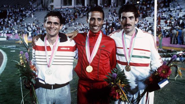 L'athlète suisse Markus Ryffel (à gauche), médaille d'argent du 5000 mètres aux Jeux olympiques de Los Angeles en 1984, derrière le Marocain Saïd Aouita. [Keystone]