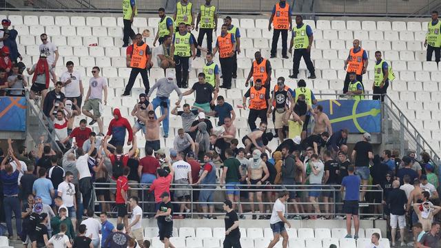 Les hooligans ont semé le chaos dans le stade. [Claude Paris]