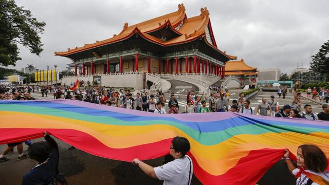 Samedi 29 octobre: un immense drapeau arc-en-ciel est tendu à travers les rues de Taipei, à Taiwan, pour une marche LGBT. [Keystone - EPA/Ritchie B.Tongo]