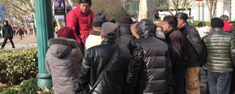 Guangdong Road, la ruelle où se retrouvent les boursicoteurs de Shanghai. [Raphaël Grand]