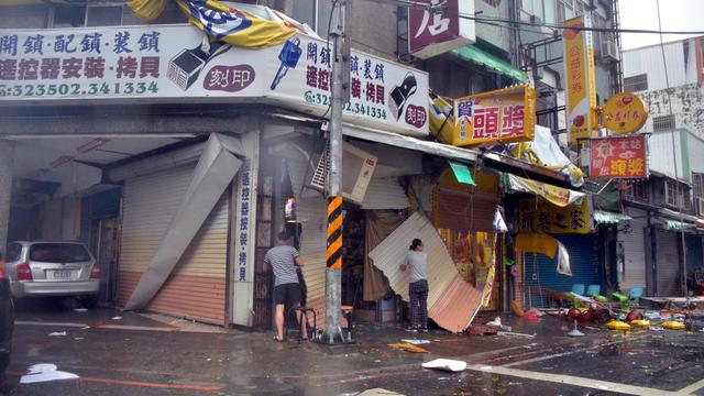 Un commerce frappé par le super-typhon Nepartak à Taitung, sur l'île de Taïwan. [CNA Photo/AFP - STR]