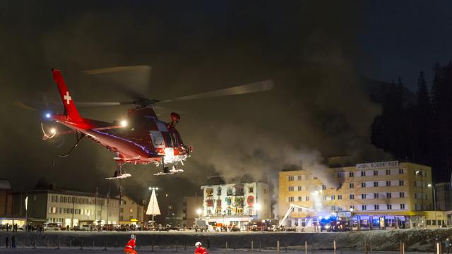 Un hélicoptère de la Rega en intervention au Posthotel Holiday Villa à Arosa, le 30 décembre 2016. [Alessandro Della Bella]