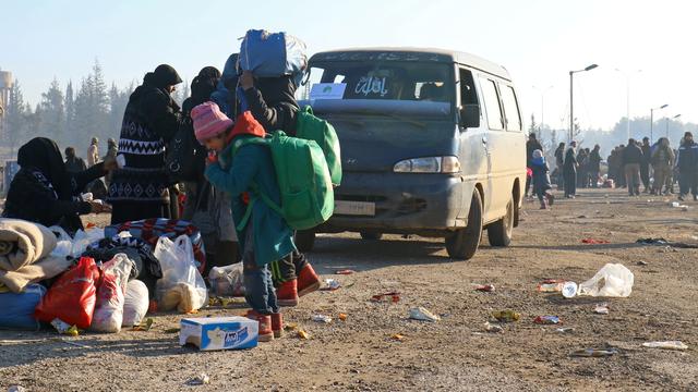 Une famille évacuée d'Alep arrive dans un secteur tenu par les rebelles. [REUTERS - Ammar Abdullah]