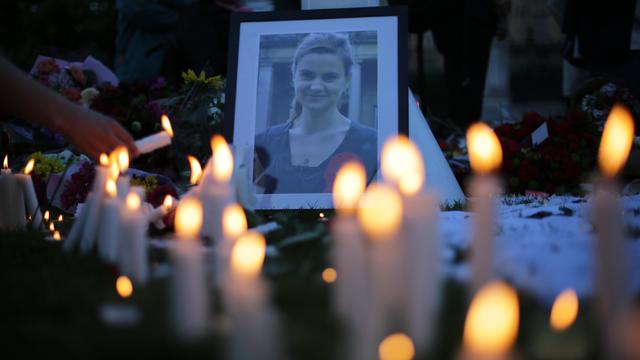 Des bougies et des fleurs en hommage à la députée britannique Jo Cox. [AFP]