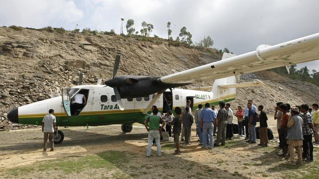 Un avion DHC-6 Twin Otter  exploité par Tara Air, sur la piste d'atterrissage Lamidanda, à quelque 120 km à l'est de Katmandou. [PRAKASH MATHEMA]