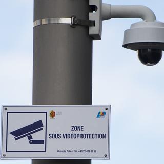 Un système de vidéosurveillance installé à Genève. [Keystone - Jean-Christophe Bott]