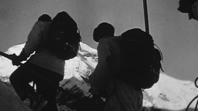 Colonne de sauvetage se rendant sur le lieu de l'accident du Dakota, 1946. [RTS]