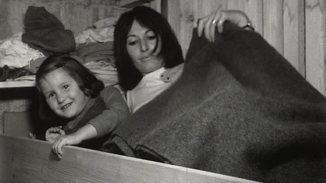 Famille genevoise dans abri antiatomique, 1969. [RTS]