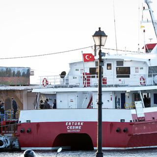Un premier bateau a embarqué les migrants en direction de la Turquie. [AFP - Louisa Gouliamaki]