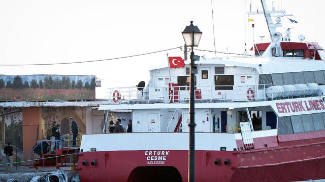Un premier bateau a embarqué les migrants en direction de la Turquie. [AFP - Louisa Gouliamaki]