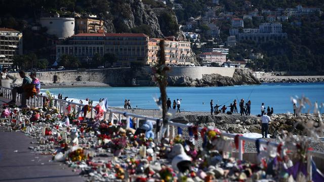 Fleurs, bougies et autres objets déposés en hommage aux victimes de l'attentat du 14 juillet 2016 sur la Promenade des Anglais, à Nice. [AFP - ANNE-CHRISTINE POUJOULAT]