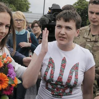 Nadia Savtchenko, (centre) à son arrivée à Kiev, mercredi 25 mai 2016. [AP Photo/Efrem Lukatsky)]