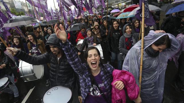 Les femmes ont protesté contre les violences sexistes à Buenos Aires et dans toute l'Amérique latine. [Keystone - David Fernández]