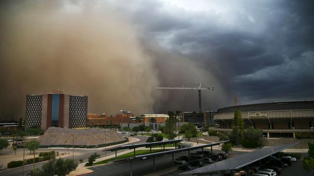 La ville de Phoenix balayée par un gigantesque nuage de sable. [Keystone - David Wallace/The Arizona Republic via AP]