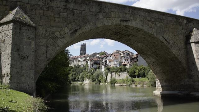 Le Conseil d'Etat fribourgeois approuve un plan de fusions à 35 communes. [Keystone - Peter Klaunzer]