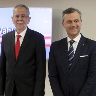 Alexander Van der Bellen (à gauche) et Norbert Hofer, les deux candidats à la présidentielle autrichienne. [keystone - AP Photo/Ronald Zak)]