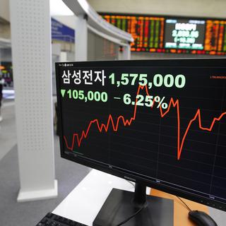 L'évolution de la valeur de Samsung à la Bourse de Séoul, photographiée le 11 octobre 2016. [Keystone - AP/Ahn Young-Joon]