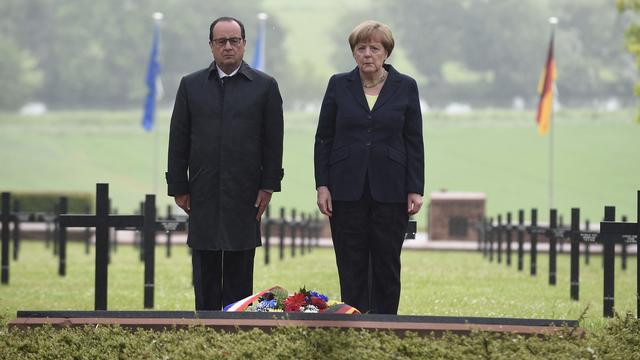 François Hollande et Angela Merkel dans le cimetière allemand de Consenvoye. [Jean-Christophe Verhaegen]