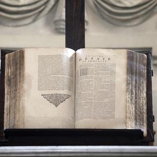 La Croix et la Bible, au Temple protestant du Marais, à Paris. [Godong/Photononstop/AFP - Philippe Lissac]