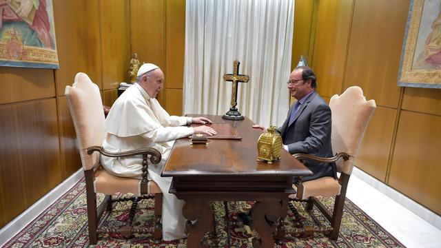 François Hollande a rencontré mercredi le pape François au Vatican. [Keystone - L'Osservatore Romano/pool photo via AP]