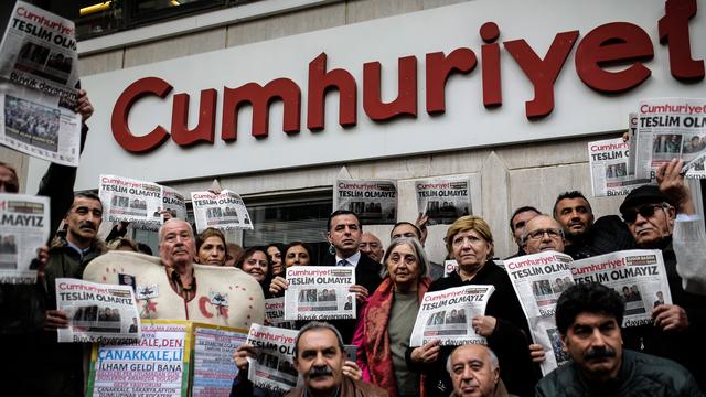 De nombreux turcs ont manifesté suite à l'arrestation de plusieurs journalistes du Cumhuriyet, le quotidien d'opposition, dénonçant une atteinte à la liberté de la presse. [AFP - YASIN AKGUL]