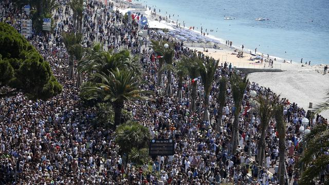 Une foule importante s'est rassemblée sur la Promenade des Anglais. [Reuters - Eric Gaillard]