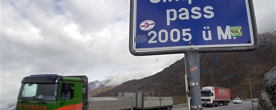 Trafic poids-lourds au col du Simplon, en Valais. [Keystone - Andrée-Noëlle Pot]