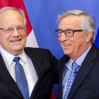 Johann Schneider-Ammann avec Jean-Claude Juncker le 15 janvier 2016 à Bruxelles. [AP/Keystone - Geert Vanden Wijngaert]