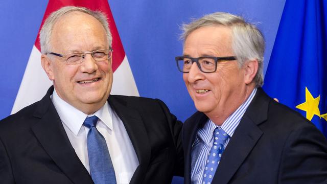 Johann Schneider-Ammann avec Jean-Claude Juncker le 15 janvier 2016 à Bruxelles. [AP/Keystone - Geert Vanden Wijngaert]
