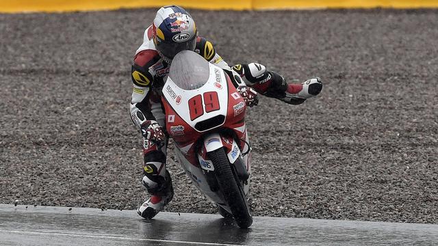 Le Malaisien, tel un funambule, s'en est très bien sorti sur le circuit détrempé du Sachsenring. [Jens Meyer]