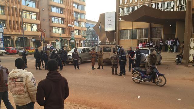 Les forces de sécurité devant l'hôtel attaqué par des djihadistes. [AP Photo/Ludivine Laniepce]