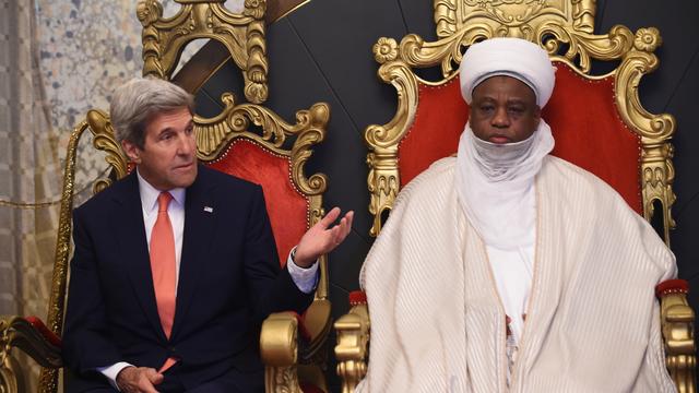 John Kerry aux côtés du sultan de Sokoto Muhammadu Sa'ad Abubakar. [AFP - PIUS UTOMI EKPEI]