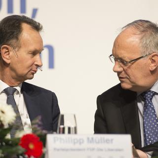 Philipp müller et Johann Schneider-Ammann à l'assemblée du PLR à Schwyz. [Keystone - Urs Flueeler]