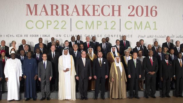 Les leaders du monde posent pour la photo de famille lors de la conférence mondiale de l'ONU sur le changement climatique 2016, mardi à Marrakech. [AFP - FADEL SENNA]