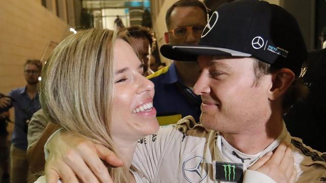 Nico Rosberg en compagnie de sa femme juste après son titre. [V.Xhemaj]