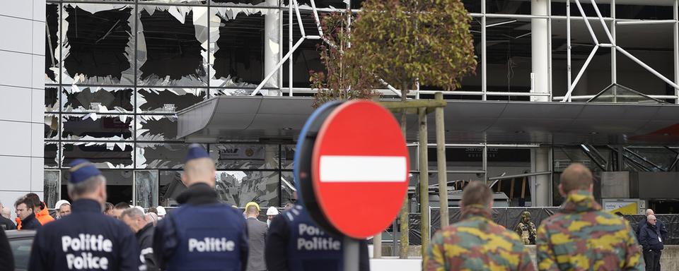 La façade détruite de l'aéroport de Bruxelles Zaventem après les attentats du 22 mars. [AP/Keystone - Yorick Jansens]