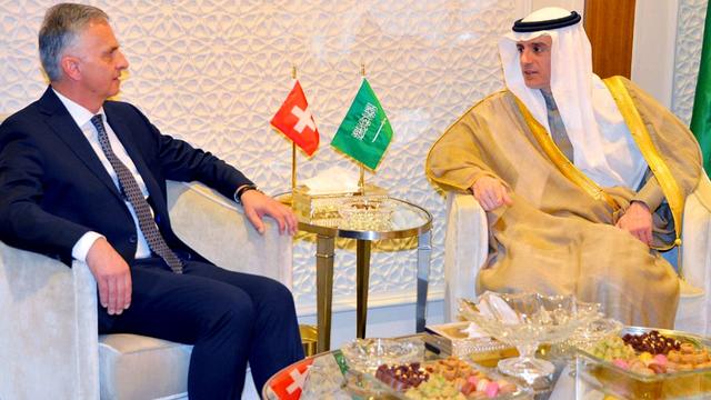 Didier Burkhalter, conseiller fédéral en charge des Affaires étrangères avec son homologue saoudien Adel al-Jubeir. [AFP - HO - SPA]