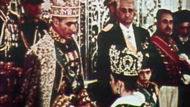 Le couronnement du Shah d'Iran et de son épouse Farah Dibah. [RTS]