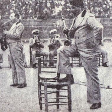 L’orchestre du Cubain "El Negro Aquilino" dans une arène de corrida, en Espagne, en 1932.