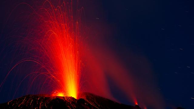 Volcan en éruption [Fotolia - © bierchen]