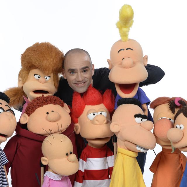 Karim Slama avec les marionnettes de "Titeuf, le pestacle". [titeuf-le-pestacle.ch - Sébastien Anex]