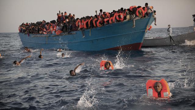 Des migrants sauvés lundi par une ONG en Méditerranée. [AP/Keystone - Emilio Morenatti]