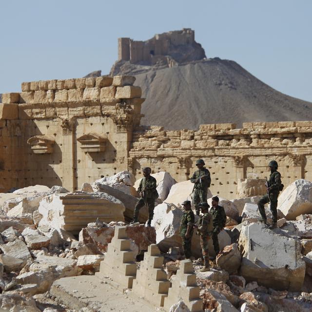 Des soldats syriens au milieu des ruines du temple de Bêl, dans la cité de Palmyre, en avril 2016. [Reuters - Omar Sanadiki]