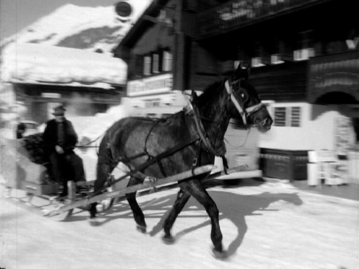 Traîneau tiré par un cheval aux Diablerets, 1968. [RTS]